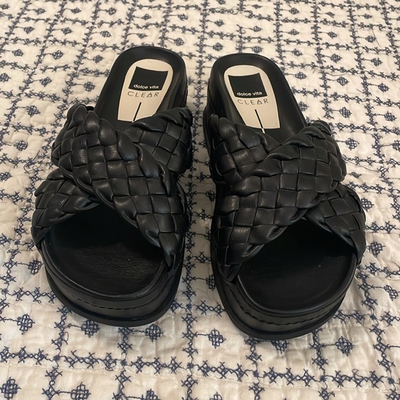 Excellent condition Dolce Vita slide. Black size 8.5 - Picture 2 of 6
